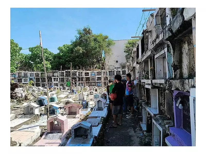Mandaue Cemeteries See Orderly Crowds as Thousands Honor Departed Loved Ones