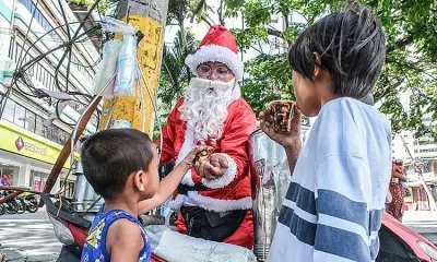 Cebu Taho Vendor in Santa Costume Draws Crowds at Fuente Osmeña