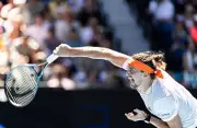 Zverev Fights Back at Australian Open 2026, Paolini Cruises as Upsets Unfold