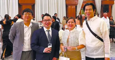 Greek Plate Smashing Tradition Marks Diplomatic Celebration in Cebu