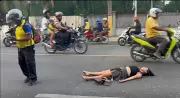 Drunk Woman Causes Traffic Jam After Lying Down on Cebu Road