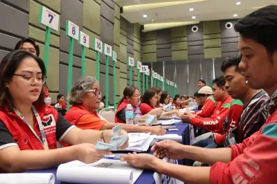 DSWD 7 Gives P5,000 Cash Relief to Move It Drivers in Cebu